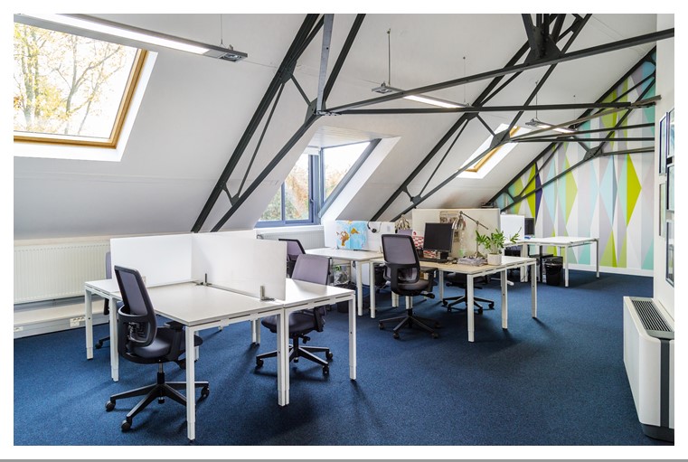 Bureaux en coworking, étage du booster dans le centre d'affaires Stop&Work