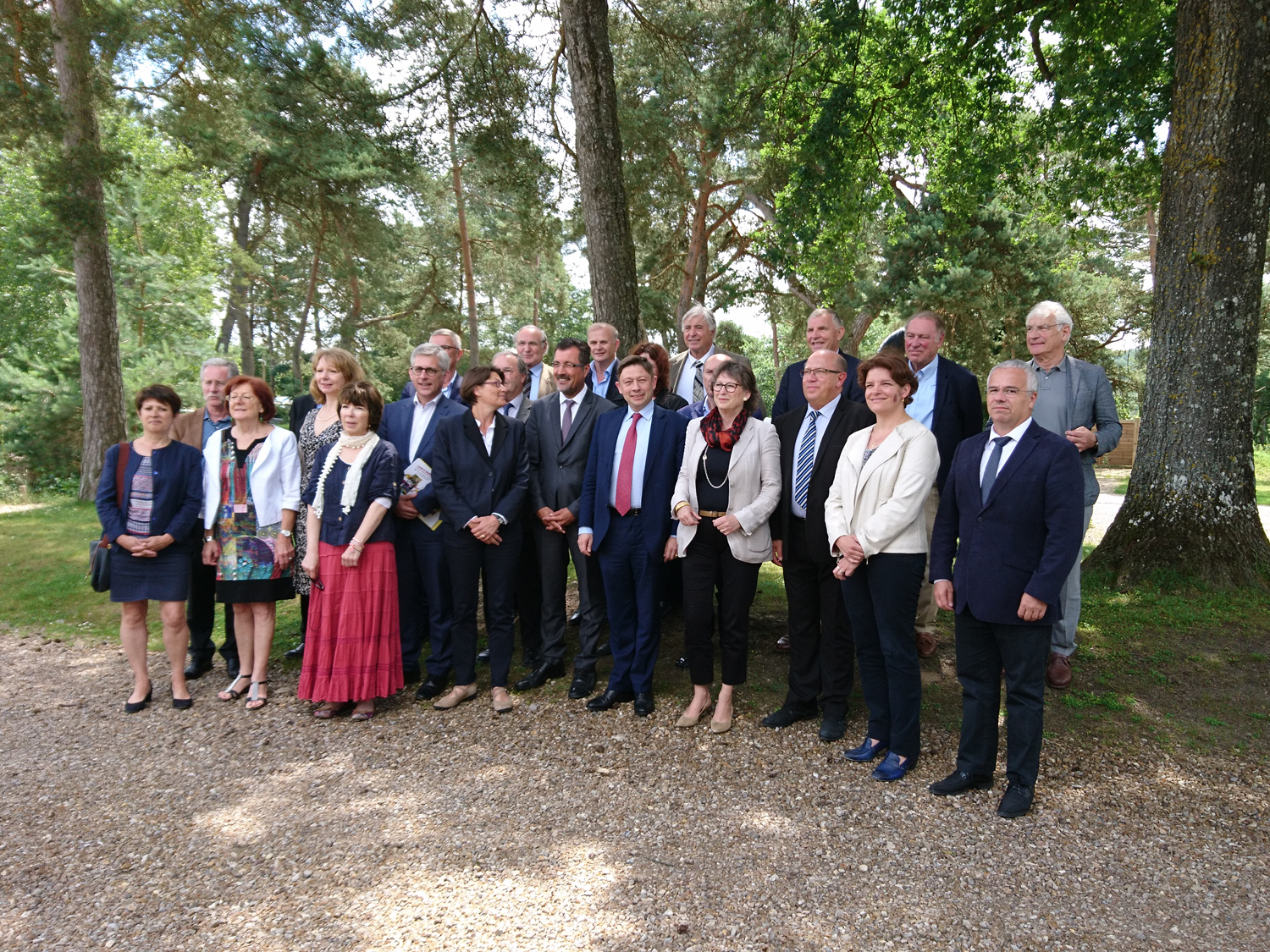 Réunion départementale au Pays de Fontainebleau, photo de groupe devant le Grand Parquet