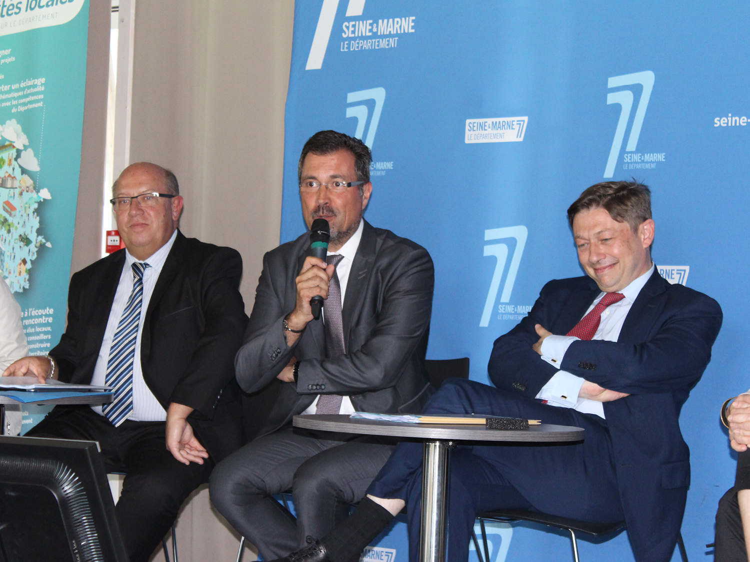 Réunion départementale au Pays de Fontainebleau, échange questions réponses entre Maires et le Président du Conseil Départementale. Ici Pascal Gouhoury, Président du Pays de Fontainebleau et Maire de Samoreau