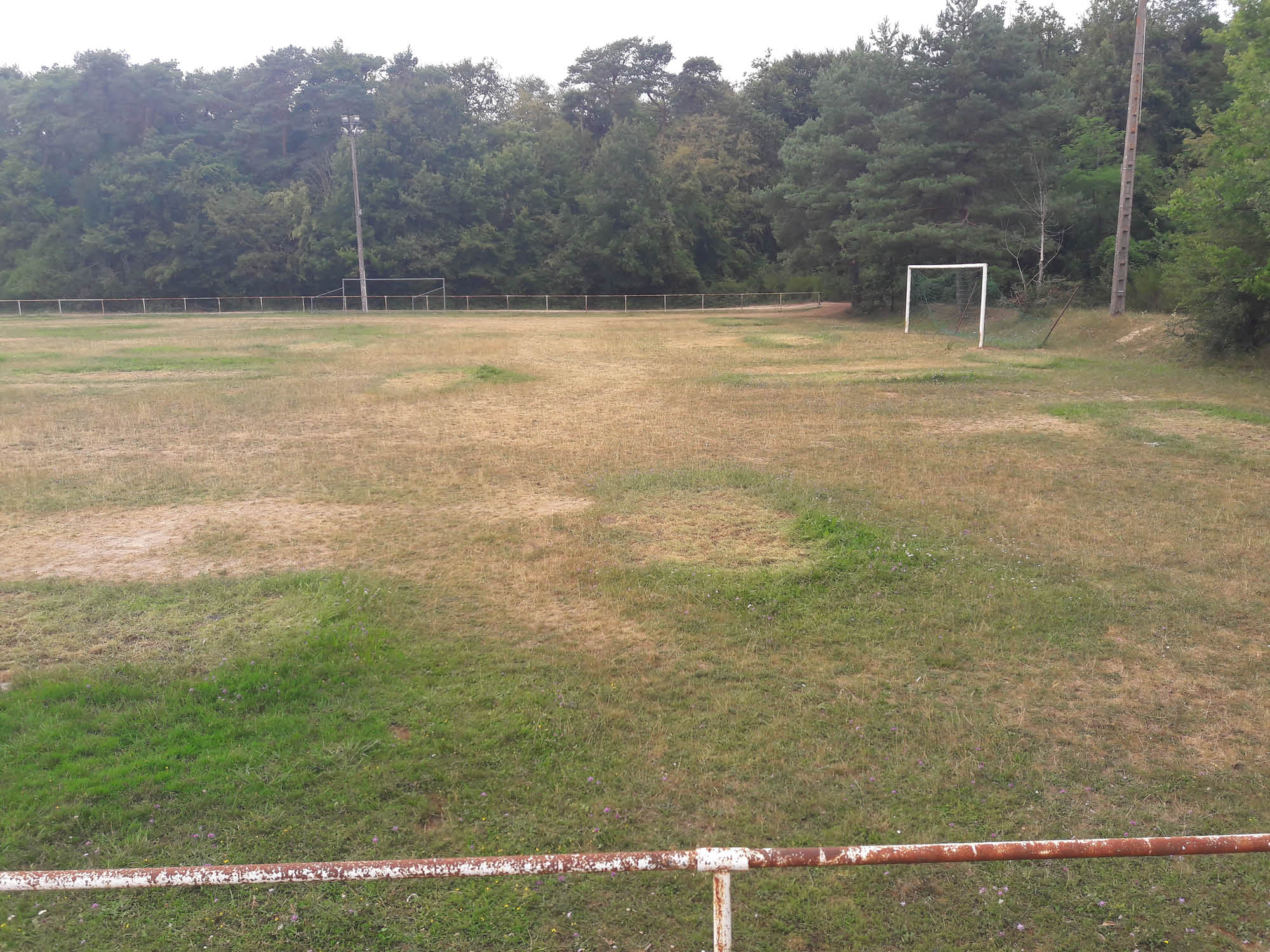 terrain de football à Achères la forêt