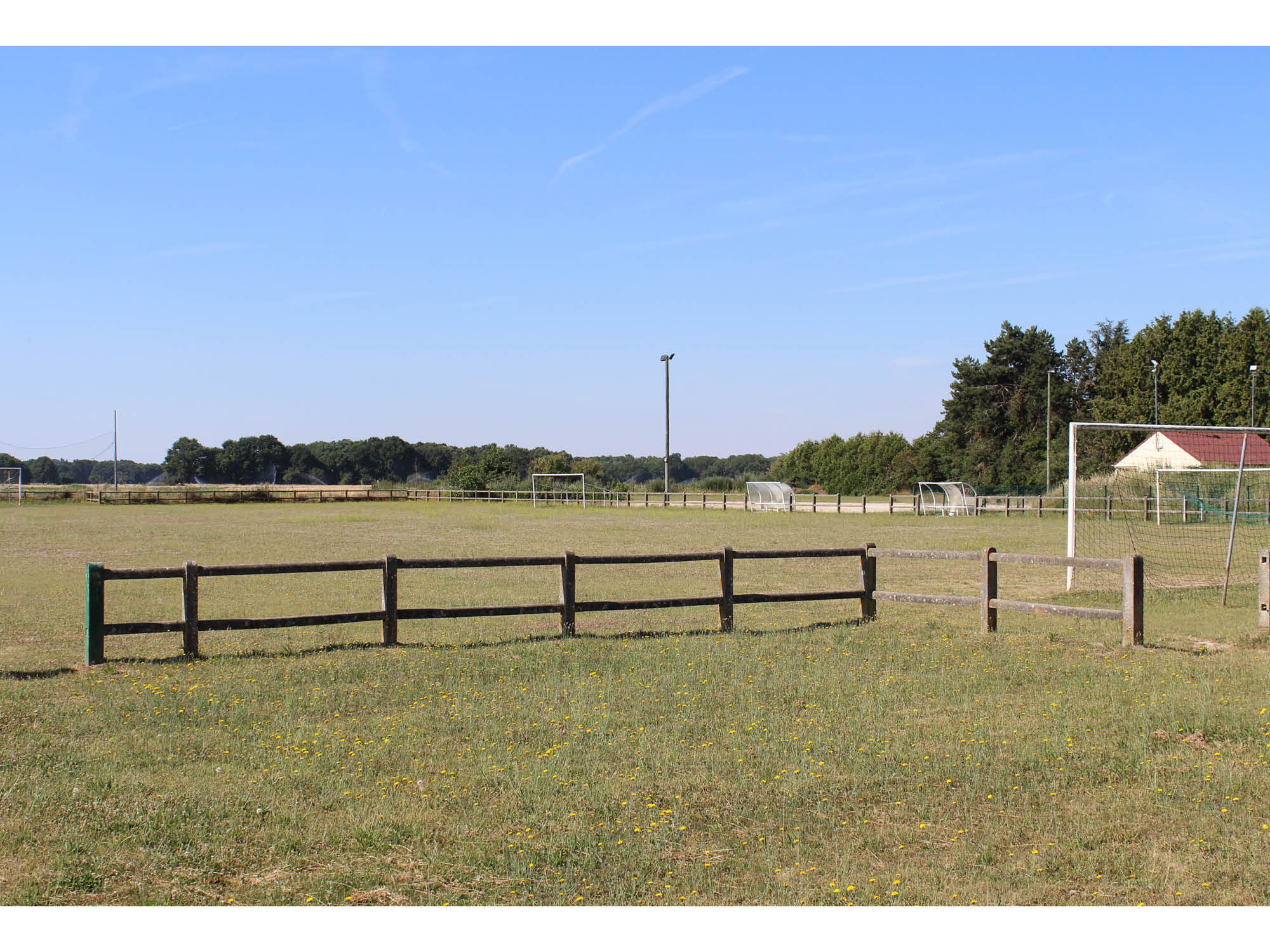 terrain d'honneur de football à perthes